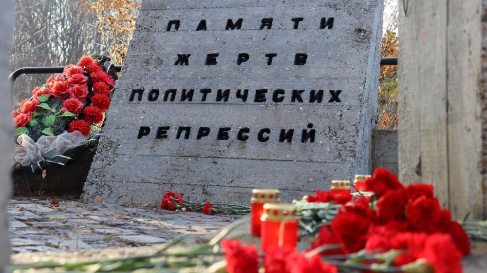    Громкие камни памяти