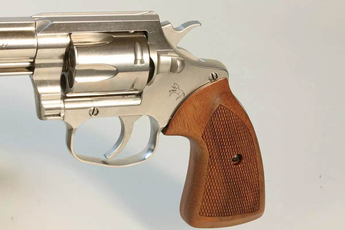 Модель Viper создана из кованой нержавеющей стали. В ней используется система извлечения барабана «шахматная пешка» от Colt. Увеличенная спусковая скоба и деревянные накладки гармонично сочетаются с полированной поверхностью.