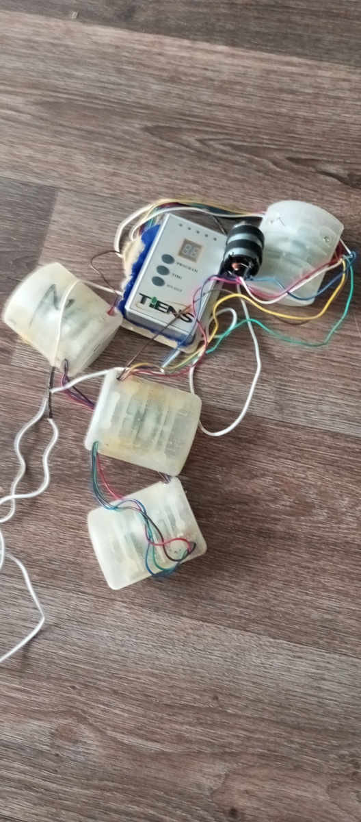 В нём пять Моторчиков провод подогрева. Каждый моторчик в капсуле  из Пластмассы. Сейчас его раз берëм и узнаем сколько там металлов и каких