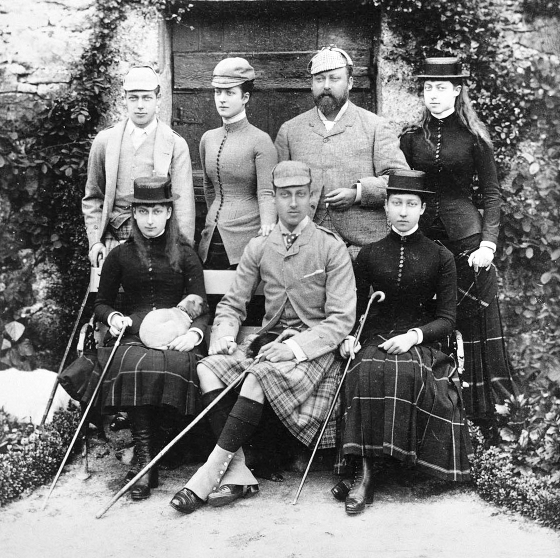 Семья Уэльских. Стоят (слева направо): Георг, Александра, Эдуард, Виктория. Сидят:Мод, Альберт Виктор, Луиза. 