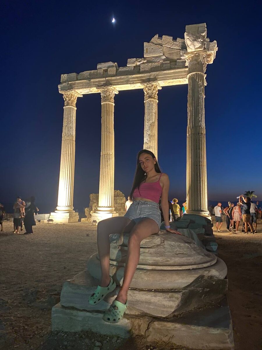 Храм состоял из 66 колонн, на сегодняшний день уцелело только четыре из них. Остальные разбросаны по всему старому Сиде в виде беломраморных обломков. Фото из личного архива