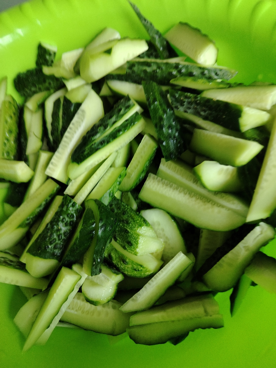 Огурцы прошлый год резала кружочками, в этом решила так.