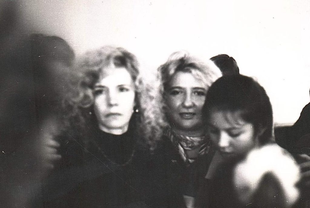    Джейн Смит (слева) и Светлана Дудкина (в центре) 2 ноября 1990 г. Лариса Криволуцкая