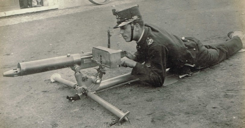Стрельба из пулемета в положении лежа.