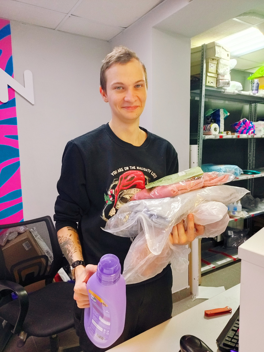 Артём. Несет мне радость