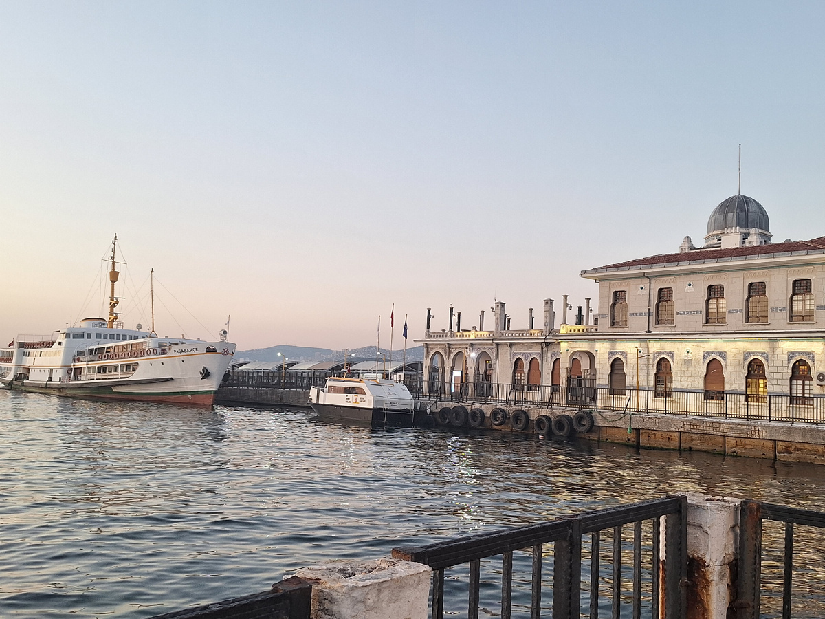 Паром Şehir Hatları, но наш был побольше, видимо, этот отходил до причала Бостанджи