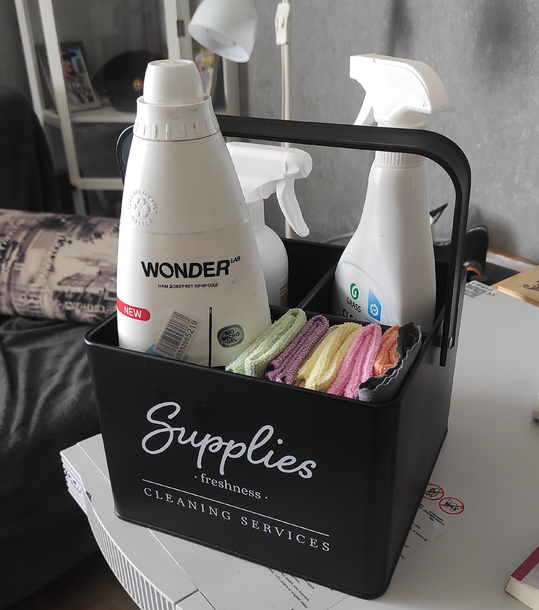 Вот ящичек, для хранения и переноски средств уборки - сразу можно унести в комнату всë необходимое. А потом вернуть обратно. Красиво и удобно. 