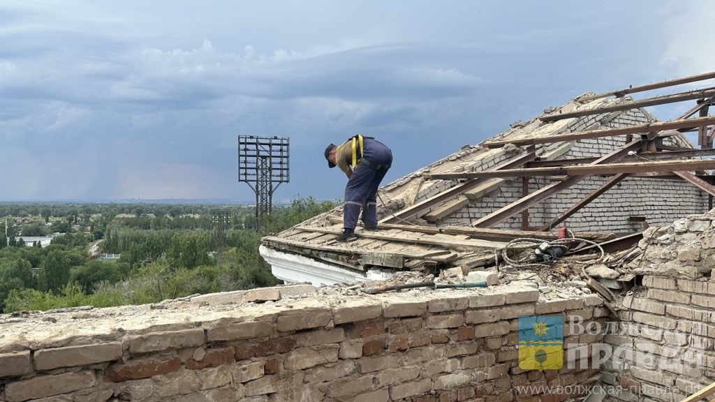 Снимается деревянная обрешетка📷    «С ремонтом бассейна улучшились и результаты пловцов»: специалисты рассказали, что уже изменилось в историческом здании Волжского и как оно преобразится в ближайшее время
