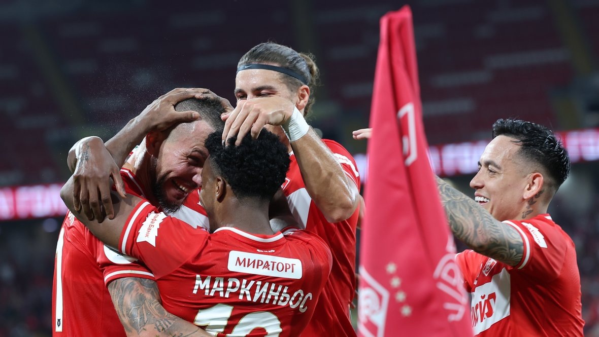    Футболисты «Спартака» празднуют гол в ворота махачкалинского «Динамо» 19 июля.Александр Федоров