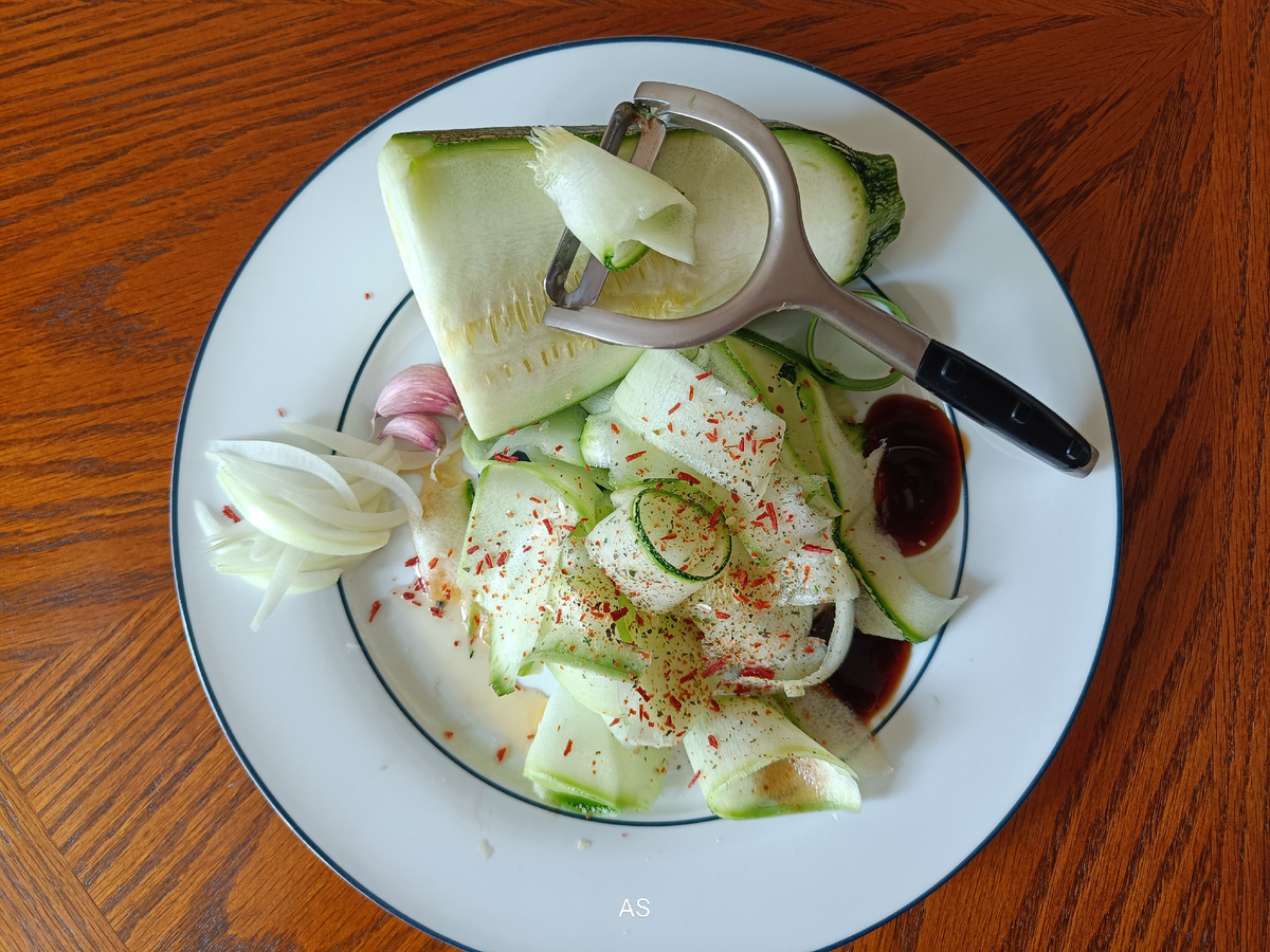 Скоблянка — кабачки наскобленные овощечисткой. Фото автора, кабачки от друзей 