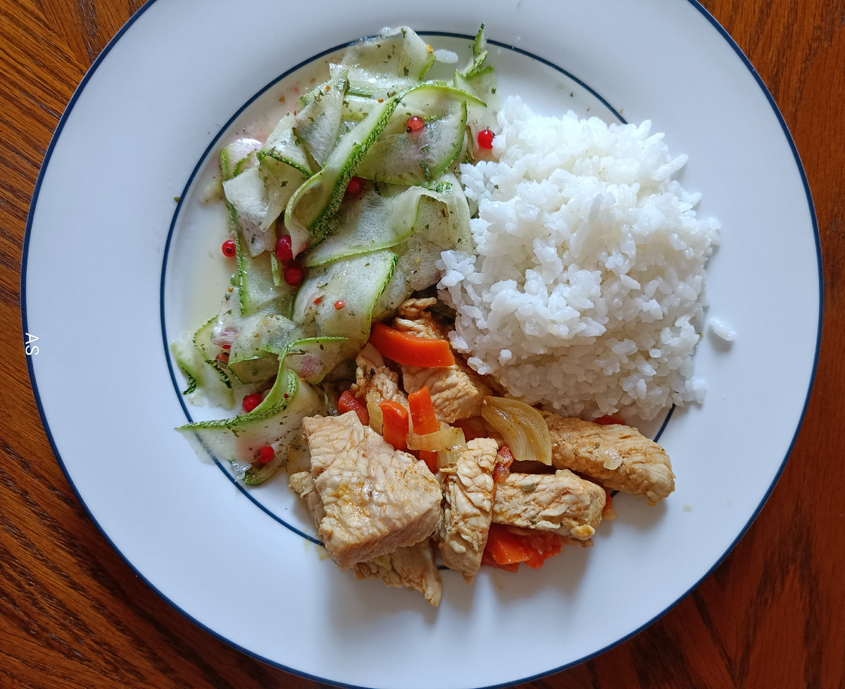 Салат из скобленных кабачков с красной смородиной. Фото автора