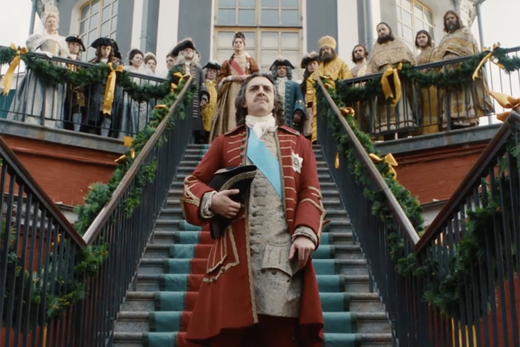    Сериал дополнен документальными элементами. Создатели решили пожалеть зрителей, которые не так хорошо осведомлены о ближайших родственниках и соратниках главных действующих лиц, поэтому при первом их появлении дают справочную информацию.   
Фото: скриншот из трейлера сериала