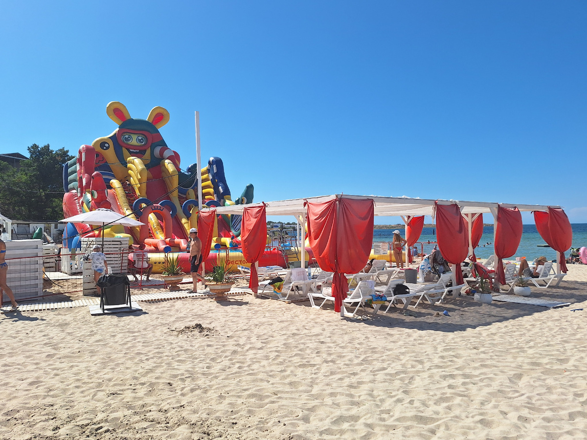 У входа на городской пляж.