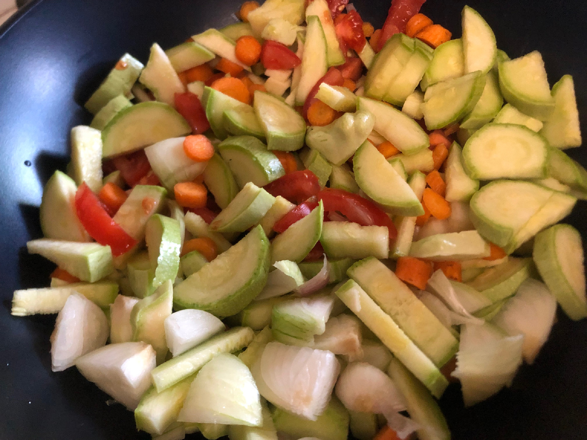 В рагу помимо кабачков, помидоров, лука и моркови добавила немного патиссонов. Фотоиллюстрации автора.