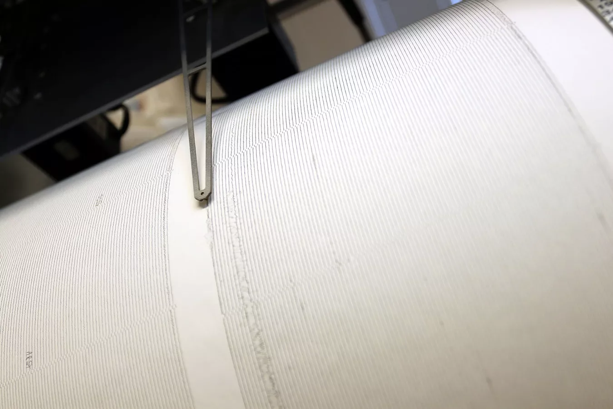 CC BY-SA 4.0 / Petr Brož (Czech Academy of Science) / Seismogram (cropped and resized)