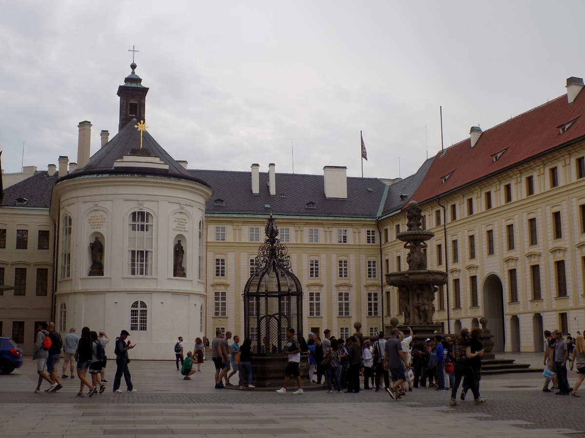 Часовня св. Креста - белое здание слева на фото