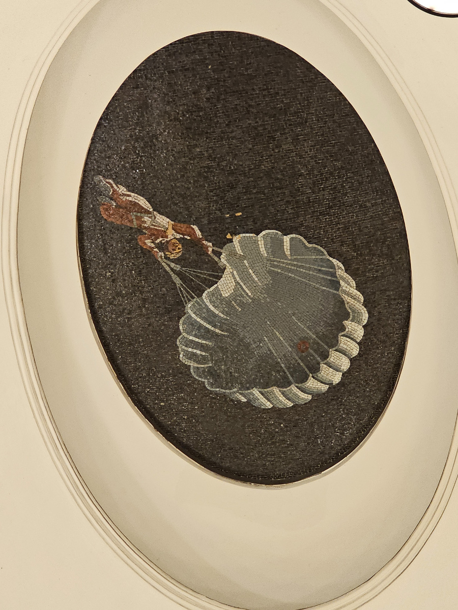 Александр Дейнека "Парашютист ночью"метро Маяковская (автор фото Л.Баева)