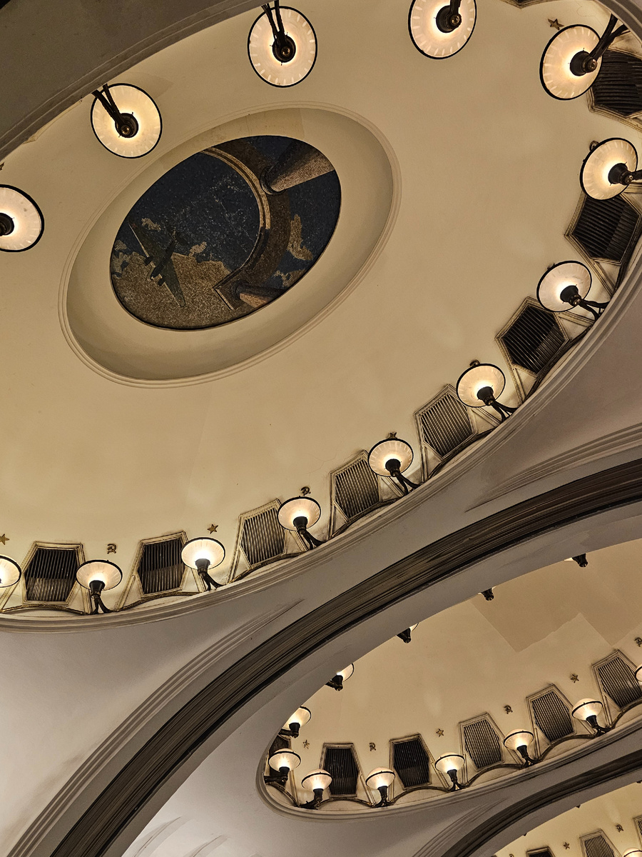 Александр Дейнека "Самолёт и колонный портик" метро Маяковская (автор фото Л.Баева)