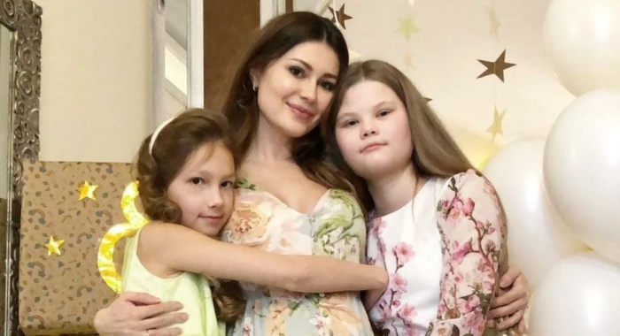 Ольга Ушакова с Ксенией и Дашей