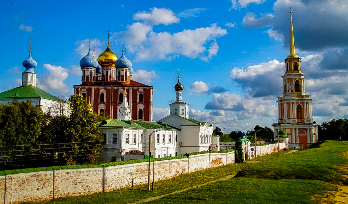 Белоснежные стены и соборы Кремля, отражающиеся в глади реки Трубеж