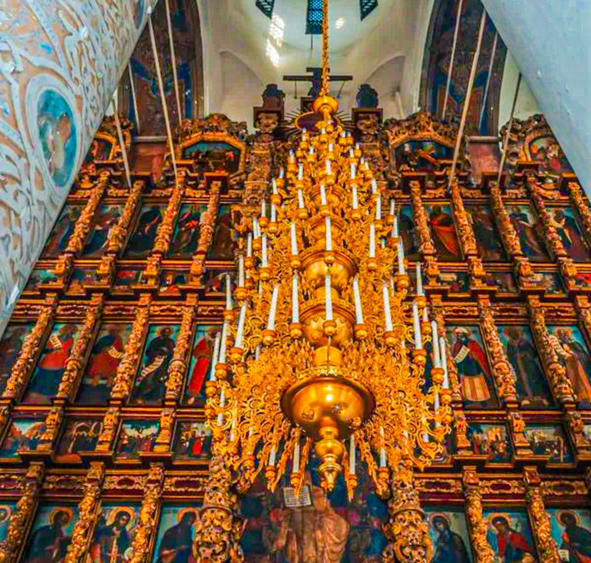 Искусная резьба по дереву, позолота, лики святых. Фокус на мастерстве и детализации