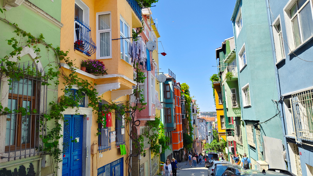 Сейчас одна из самых популярных улиц района выглядит так.