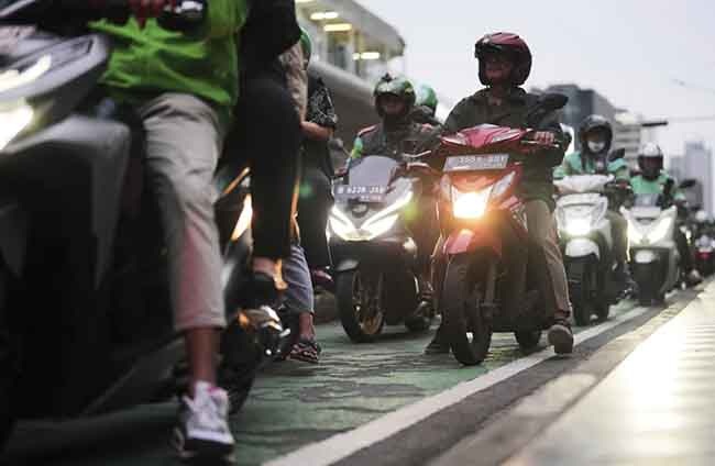 Мотоциклистов в центре Джакарты много. Но на каждого найдется свой гвоздь