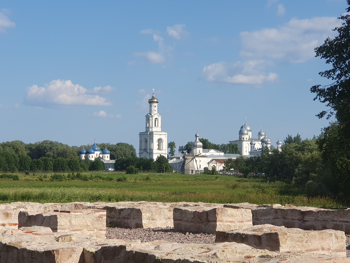 Вид на Свято-Юрьев монастырь со стороны музея Витославицы