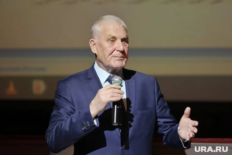 В прошлом году Виктор Шевелев был замечен на презентации книги команды экс-главы региона Олега Богомолова
Фото: Екатерина Сычкова © URA.RU