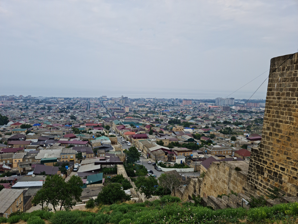 Отходящая часть оставшейся стены крепости уходит в сторону моря и проходит через частный сектор