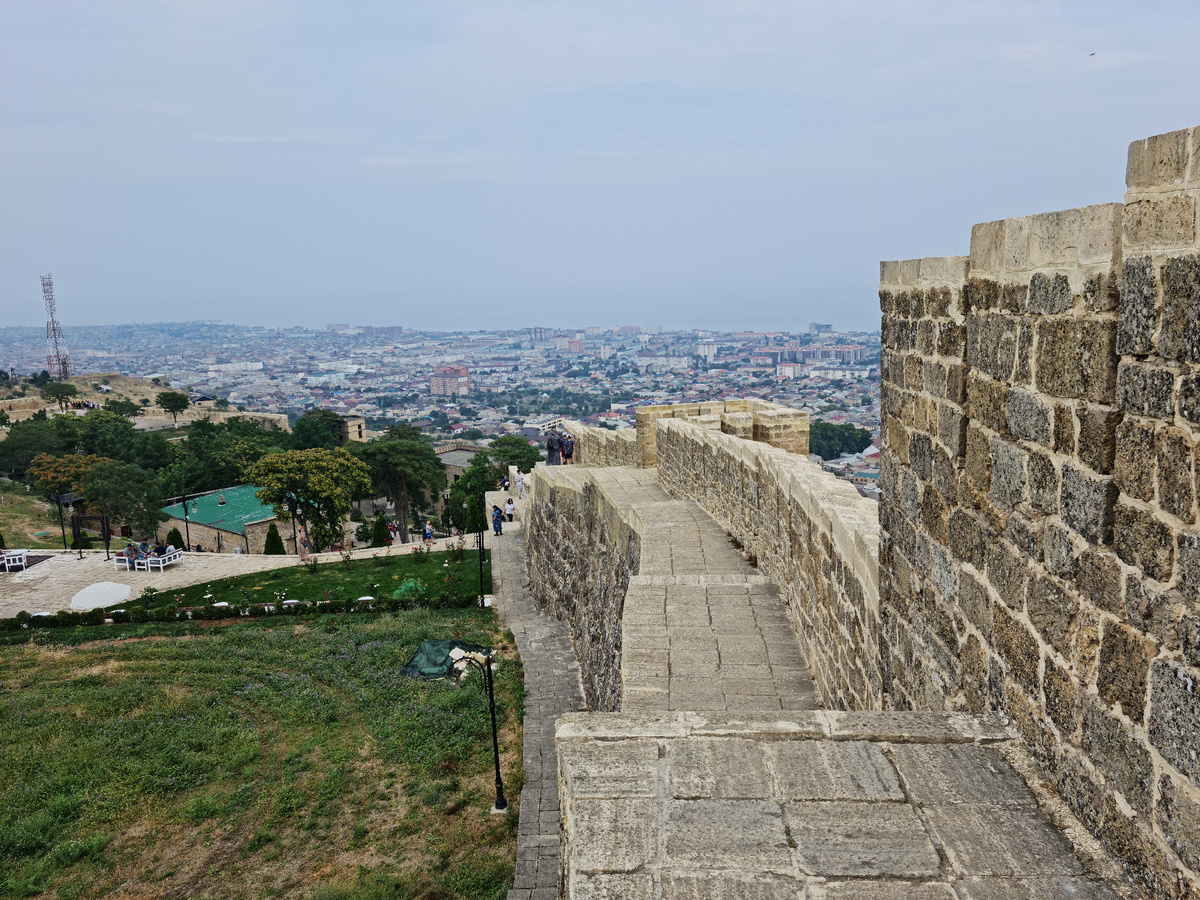 Живописный и,к счастью, не "украшенный" перилами проход вдоль стены