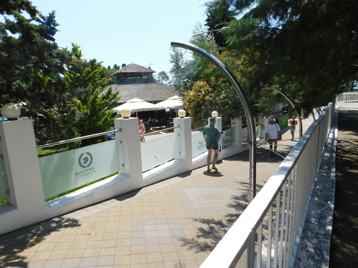 Туманообразователи по пути на пляж в "Жемчужине". Фото автора.