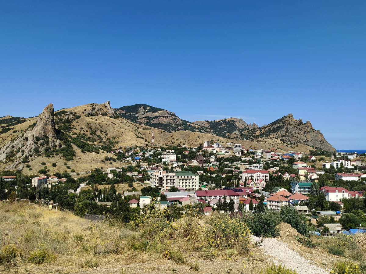 Вид на горы Карадагского природного заповедника из поселка Курортное 