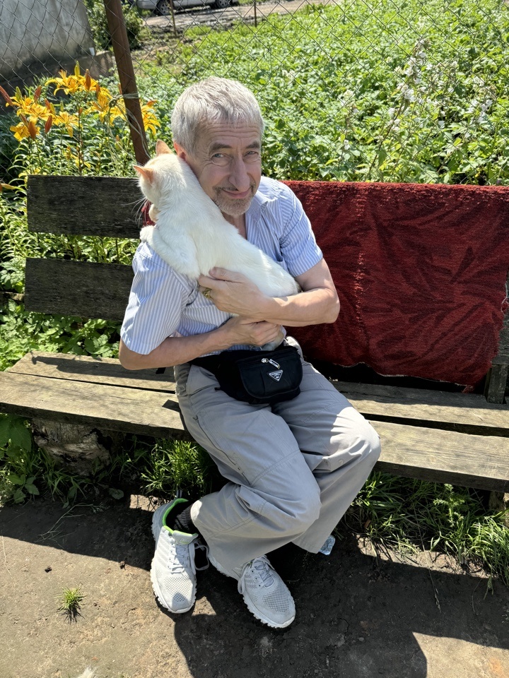 Забралась сама, бесшумно и безболезненно. Так могут только кошки