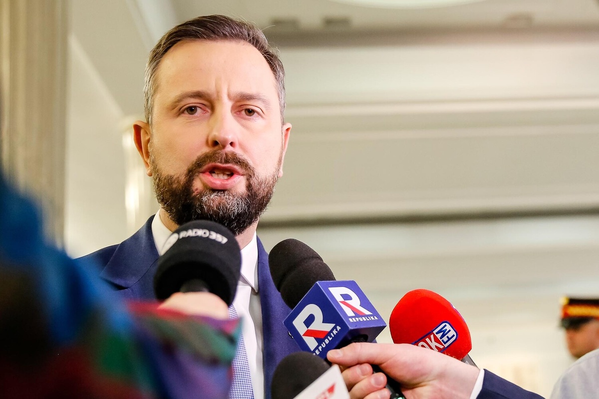    Министр обороны Польши поддержал заявление генерала НАТО о возможной войне с Россией в 2027 году