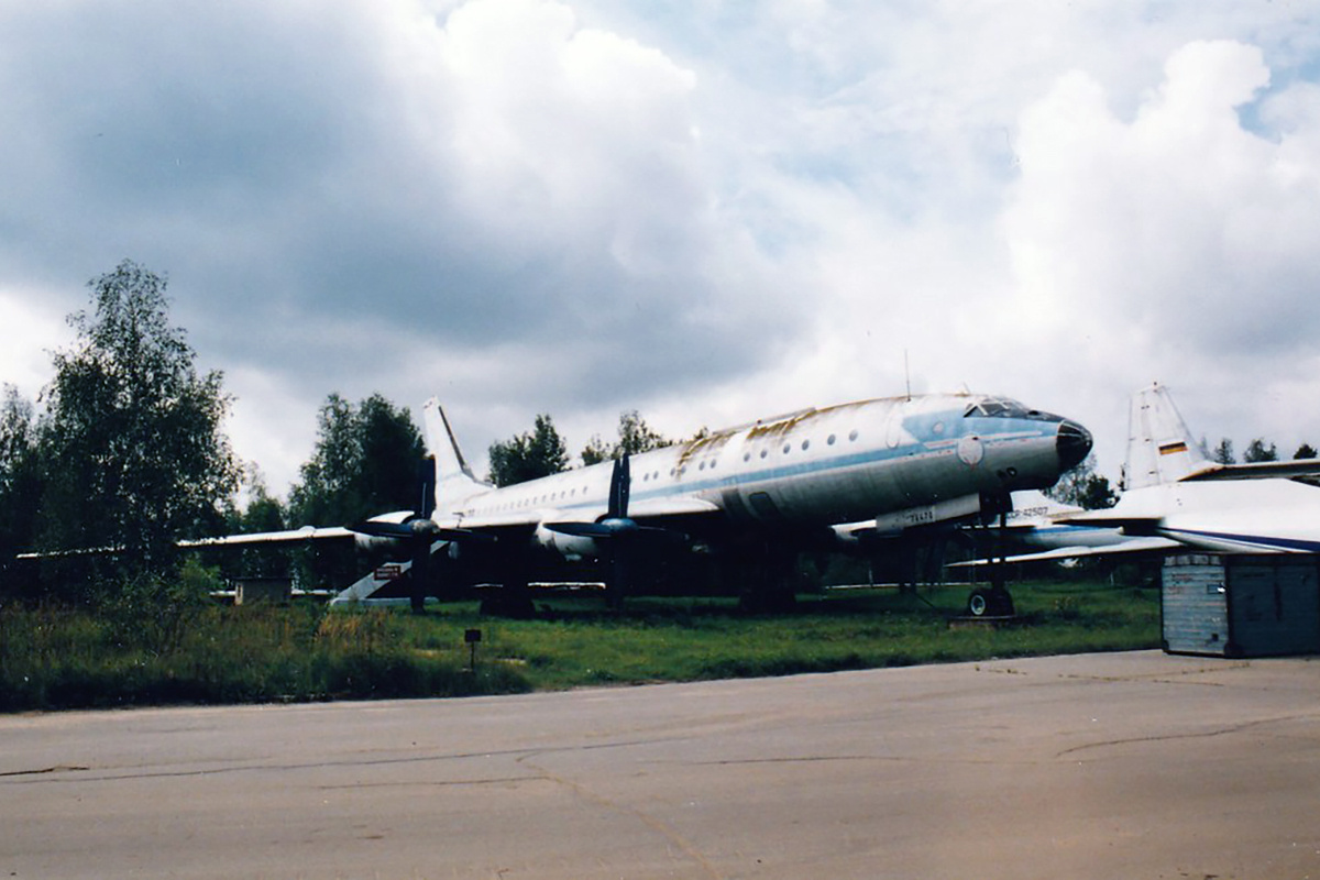 Ту-114 СССР-76470, Москва, Внуково, ВАРЗ, август 2003 года. Фотография © Mike EHBusman1958