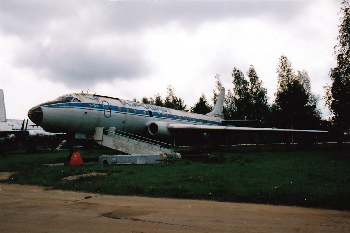 Ту-104Б СССР-42507, Москва, Внуково, ВАРЗ, август 2003 года. Фотография © Mike EHBusman1958