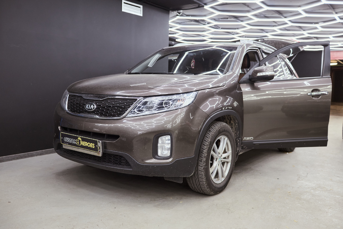 Источник фото: https://custom-heroes.ru/raboty/vid-uslugi/avtozvuk/ustanovka-magnitoly-teyes-cc3-i-obnovlenie-parktronikov-na-kia-sorento/