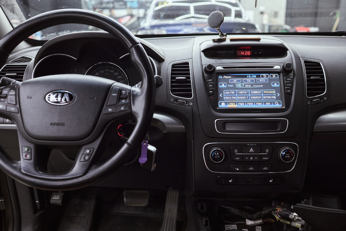 Источник фото: https://custom-heroes.ru/raboty/vid-uslugi/avtozvuk/ustanovka-magnitoly-teyes-cc3-i-obnovlenie-parktronikov-na-kia-sorento/