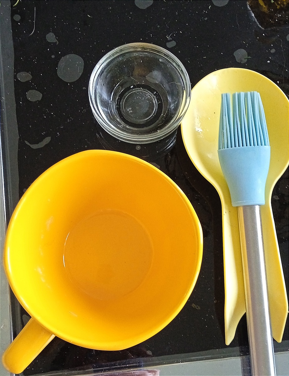 Подходящую для СВЧ ёмкость смажьте маслом по вкусу.