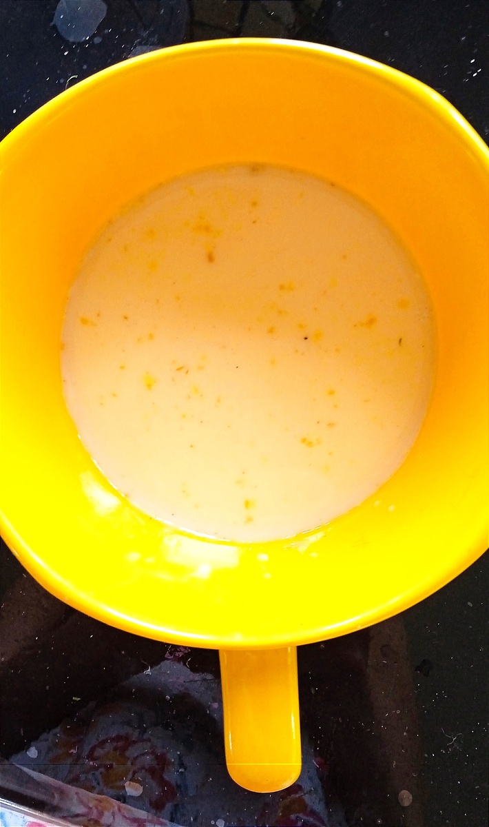 Заливаем жидкий омлет и ставим в микроволновку на максимальный режим. Без крышки, без "гриля".