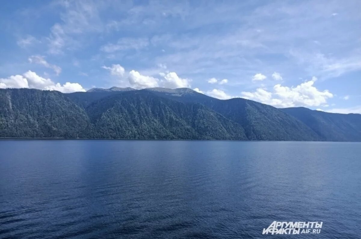   Вертолет затонул в глубине Телецкого озера.
