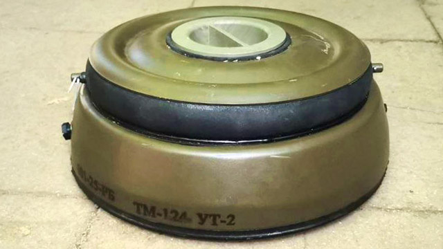 Новинки в весьма консервативной нише противотанковых мин появляются нечасто. Поэтому совсем свежая поделка вызывает особый интерес. Мина ТМ-124 из «страны 404» (фото из открытых источников)