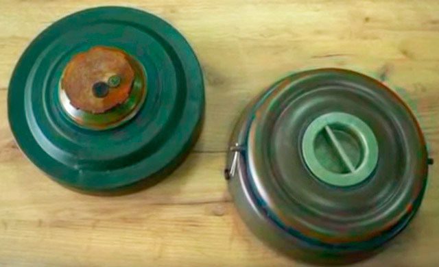 ТМ-62М и ТМ-124. У первой нажимной датчик цели диаметром около 15 см, по габаритам взрывателя, а у ТМ-124 – вся поверхность крышки (кадр из открытых источников)