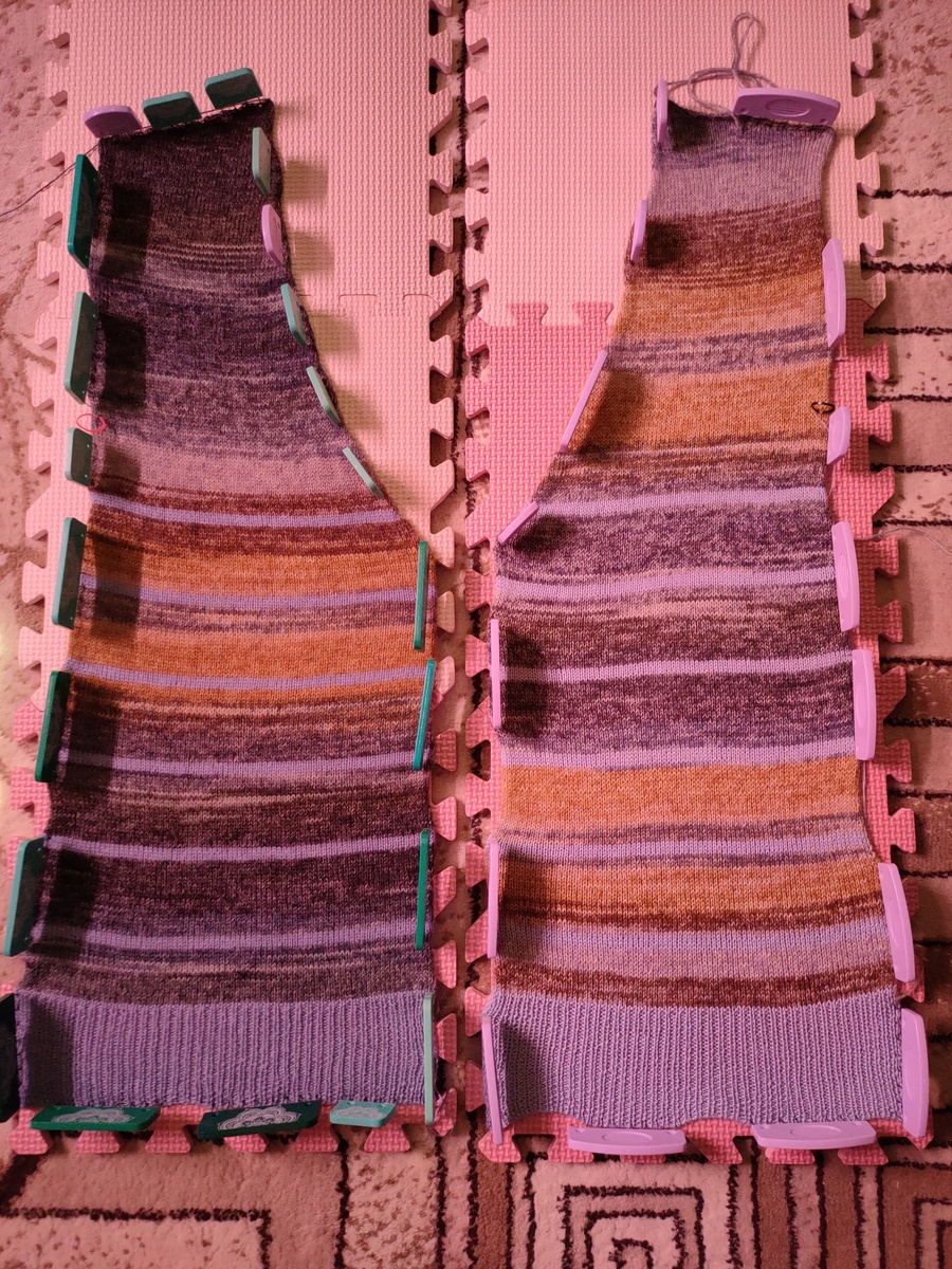 Оттенок розовый получился, т.к. рядом стелаж с подсветкой фитолампами. Слева полочка темнее, потому что более влажная.