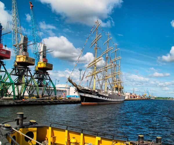 Калининградский речной порт. Барк Крузенштерн и портовый краны.