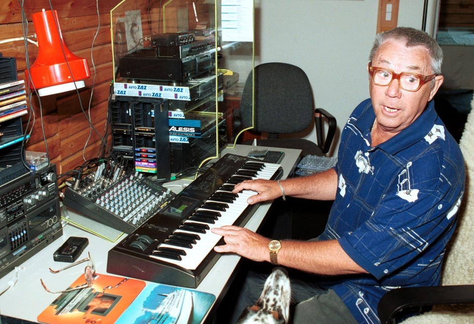    Олег Анофриев на экране часто исполняет песни, музыку и слова к которым написал сам. Фото: Яковлев Александр.