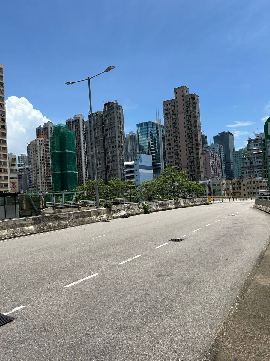 Остановка находится на эстакаде