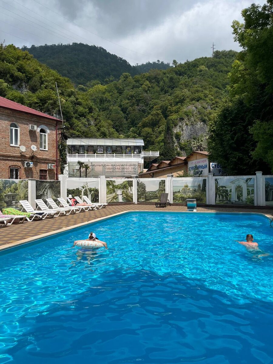 Бассейн, прямо из которого открывается величественный вид на гору. 