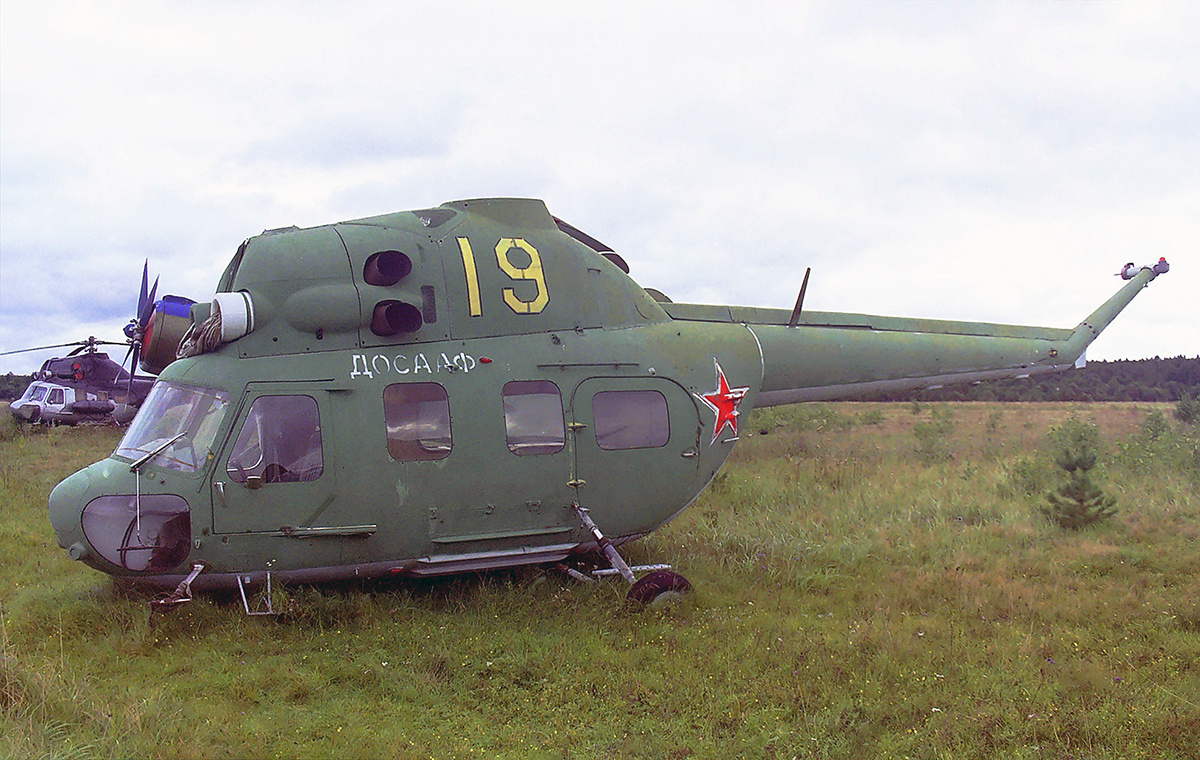 Ми-2, б/н «19 желтый», Тверская область, Борки, 26 августа 2003 года. Фотография © Steve Hall